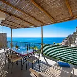 Tatil Evi Overlooking The Sea