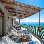 Tatil Evi Overlooking The Sea