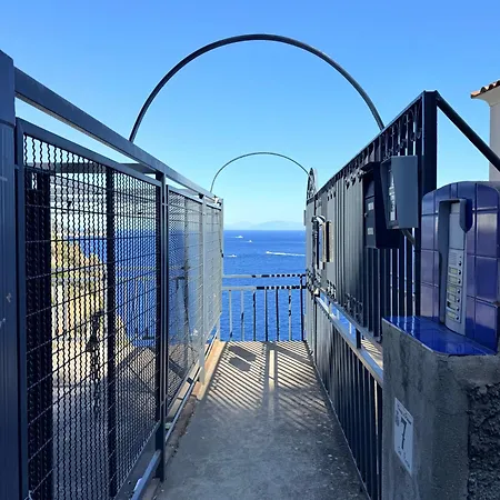 Overlooking The Sea 프라이아노